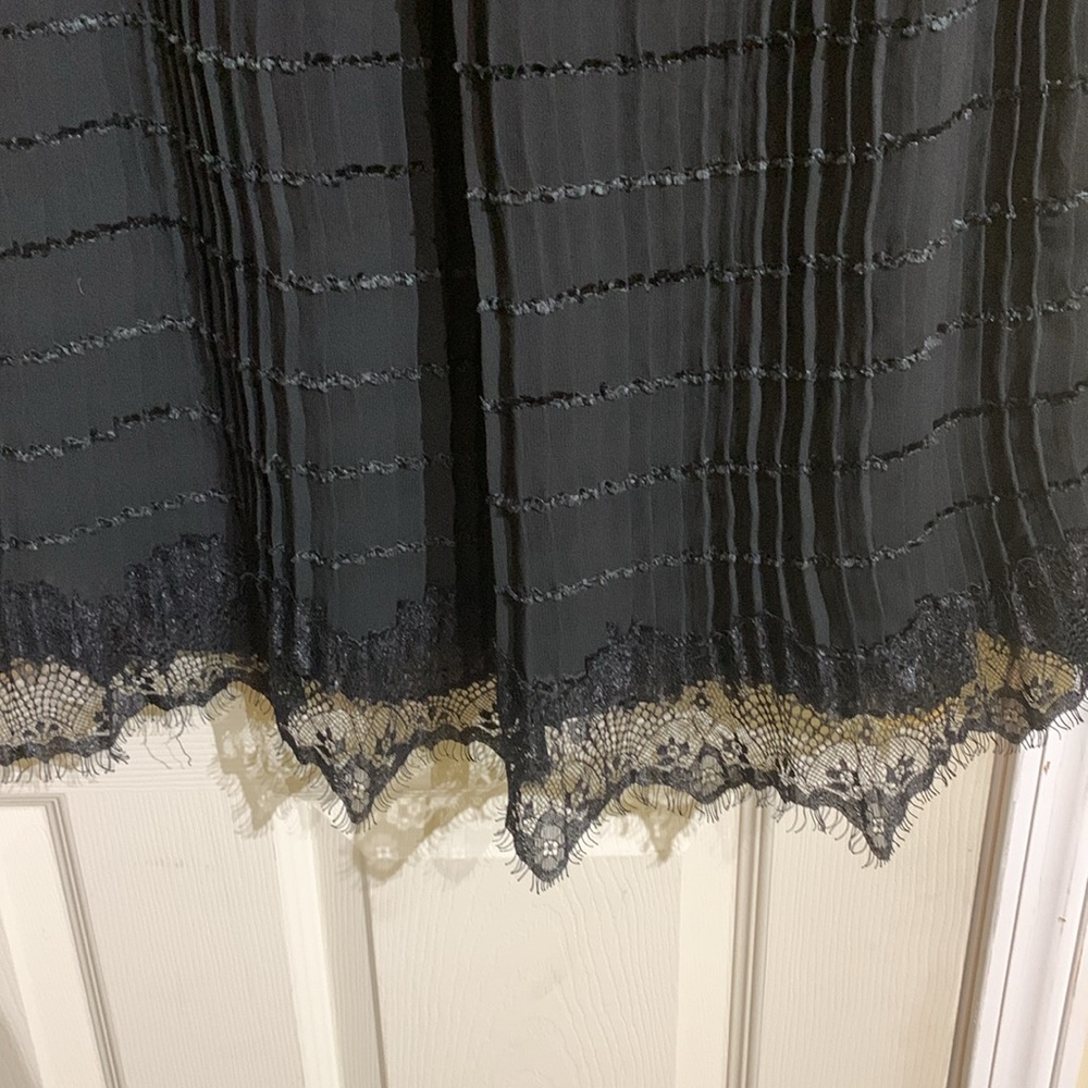 Black skirt. Pleated. Lace at the bottom of the front. Size M. - Picture 5 of 12